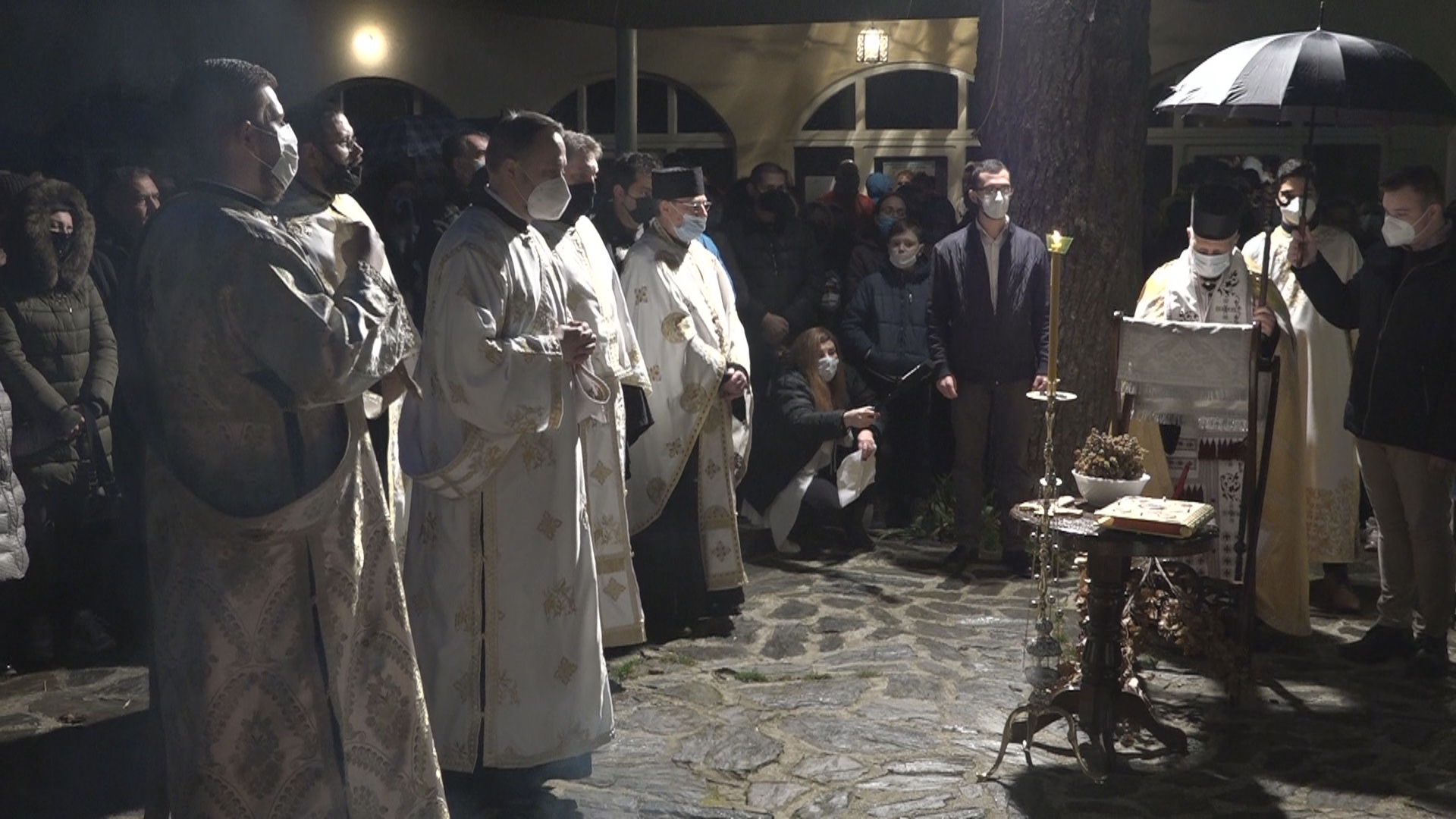 Paljenje badnjaka u Sabornoj crkvi u Požarevcu (FOTO)