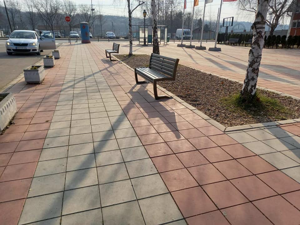 Kostolac: Završeno postavjanje 40 novih parkovskih klupa (FOTO)