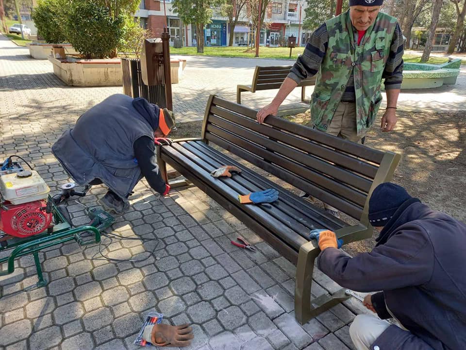 Kostolac: Završeno postavjanje 40 novih parkovskih klupa (FOTO)