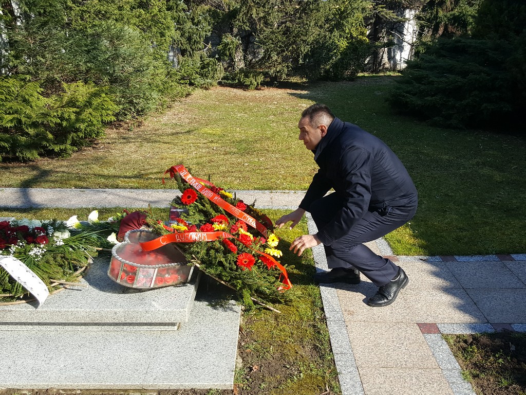 (FOTO) Na Slobinom grobu poklonili se Šainović, Mrkonjić, ministar Vulin i brojni građani