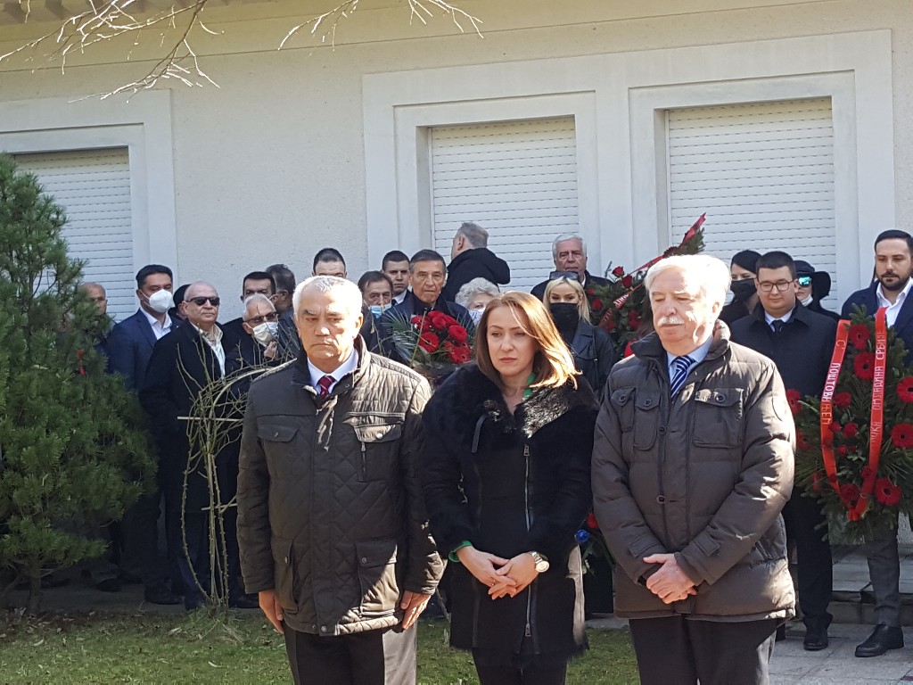 (FOTO) Na Slobinom grobu poklonili se Šainović, Mrkonjić, ministar Vulin i brojni građani