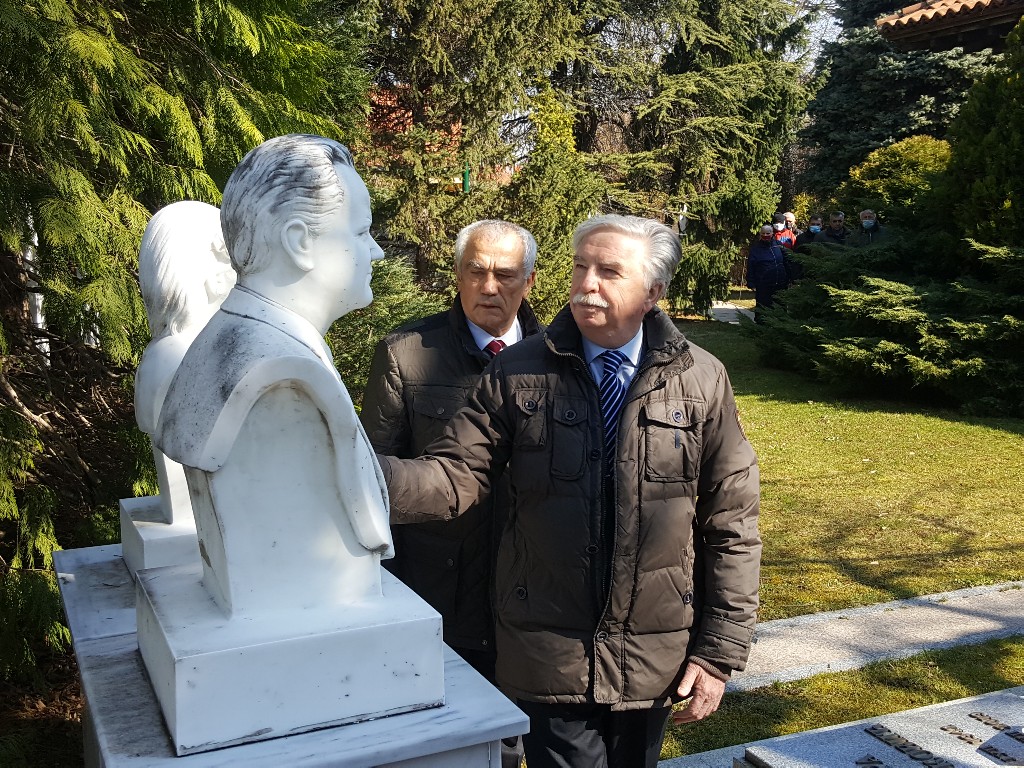 (FOTO) Na Slobinom grobu poklonili se Šainović, Mrkonjić, ministar Vulin i brojni građani