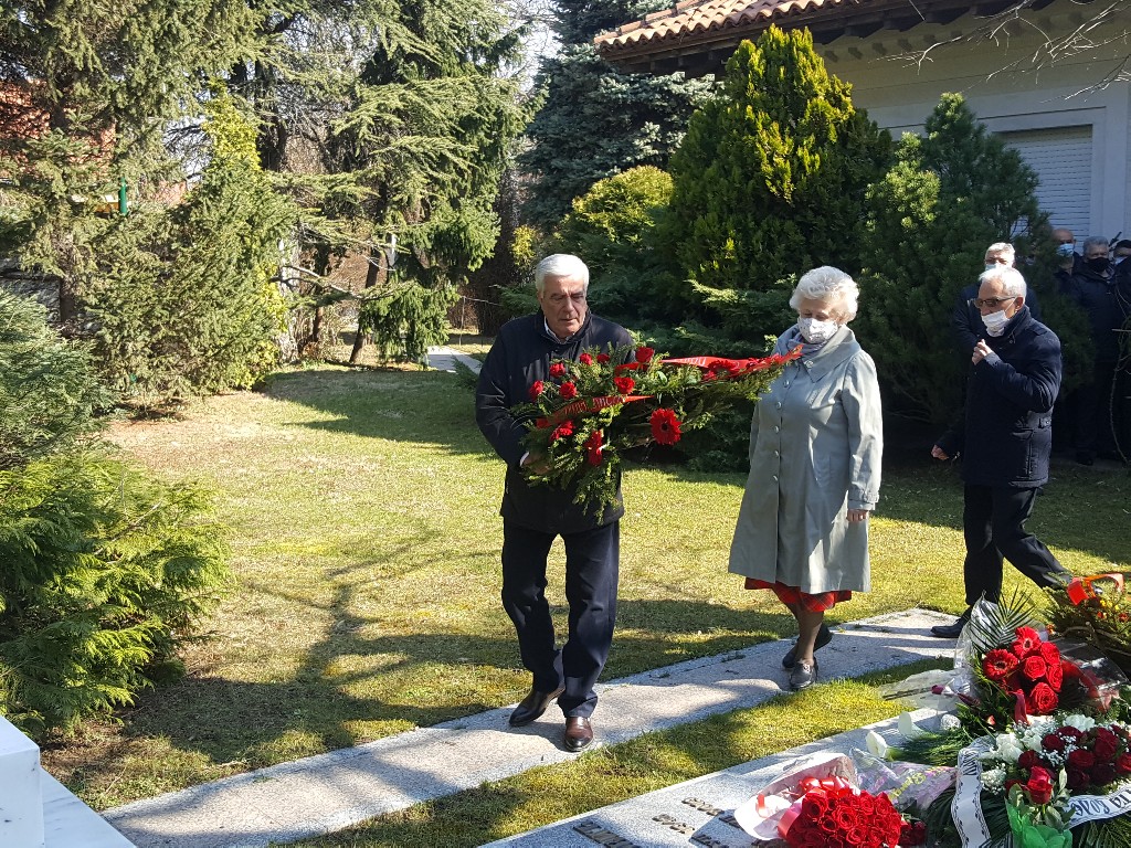 (FOTO) Na Slobinom grobu poklonili se Šainović, Mrkonjić, ministar Vulin i brojni građani