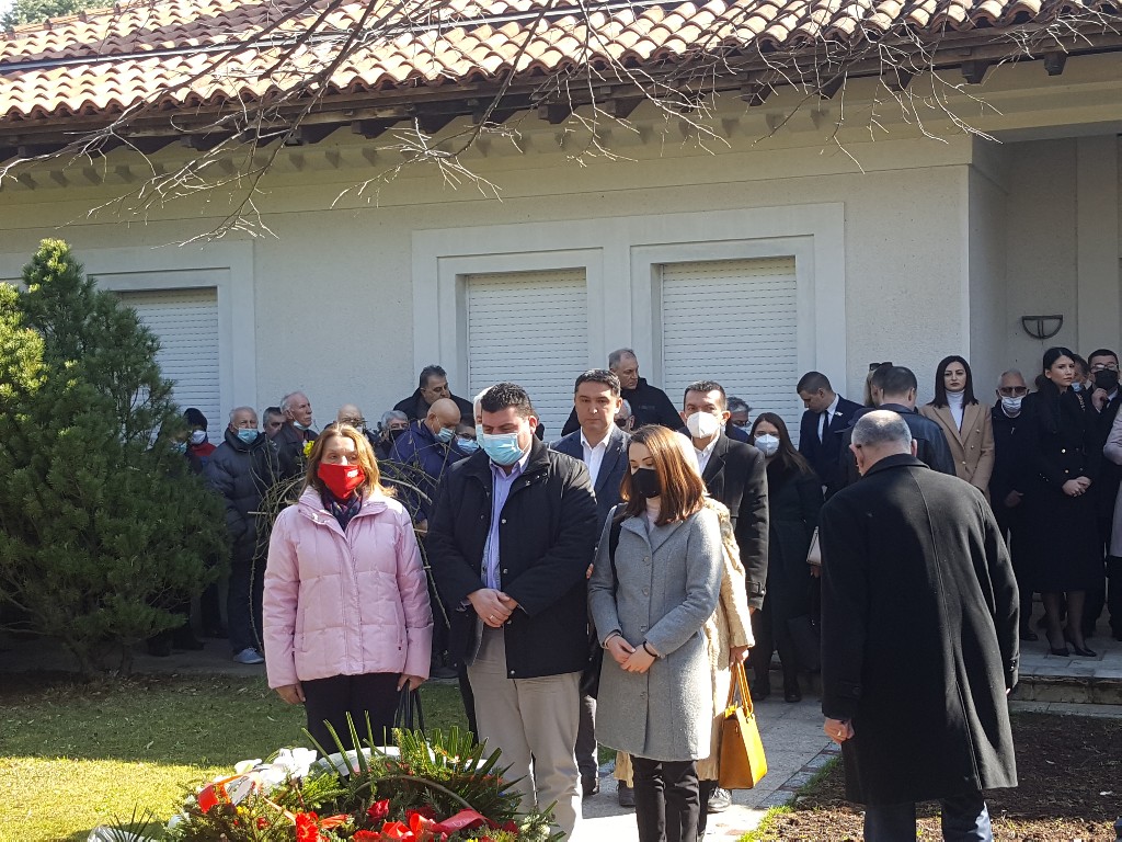 (FOTO) Na Slobinom grobu poklonili se Šainović, Mrkonjić, ministar Vulin i brojni građani