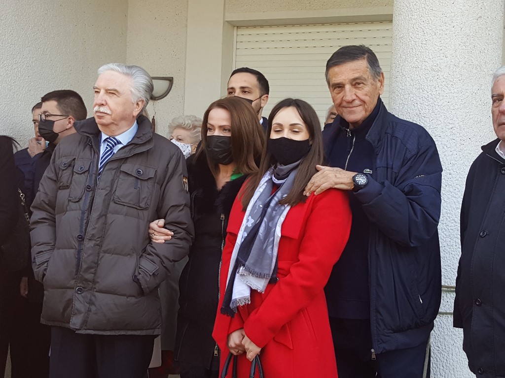(FOTO) Na Slobinom grobu poklonili se Šainović, Mrkonjić, ministar Vulin i brojni građani