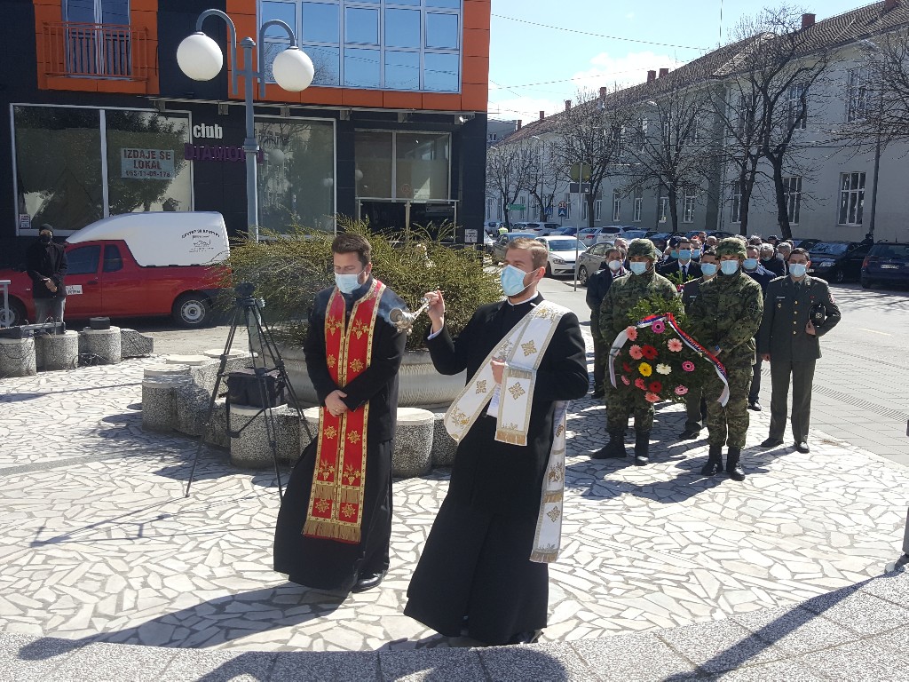 Požarevac: Položeni venci na spomenik Sloboda povodom godišnjice bombardovanja