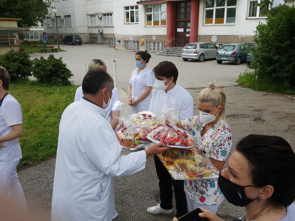 Vaskršnji pokloni za radnike iz kovid zone Opšte bolnice Požarevac(FOTO)
