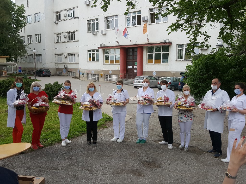 Vaskršnji pokloni za radnike iz kovid zone Opšte bolnice Požarevac(FOTO)