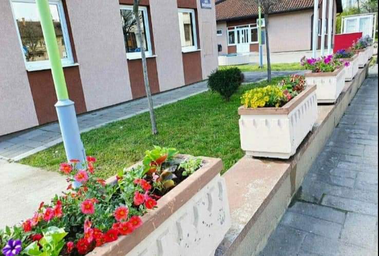 Nova cvetna dekoracija u Kostolcu