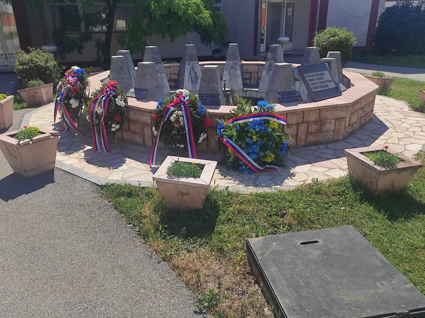 Položeni venci na spomenik poginulim borcima povodom Vidovdana!