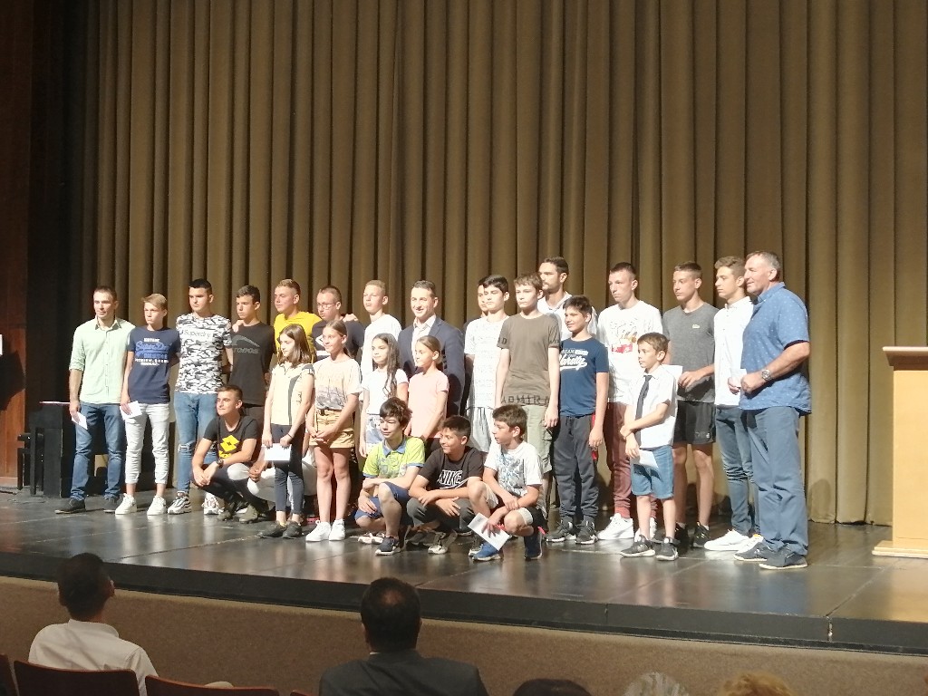 Grad Požarevac dodelio nagrade najboljima u protekle dve školske godine (FOTO)